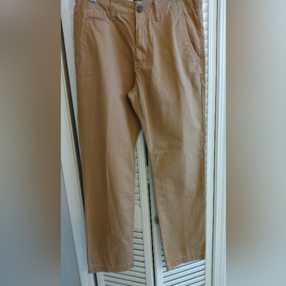 American eagle outfitters original straight khaki's. 31x32. Like new.